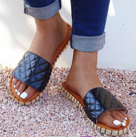 🆕Black Quilted Sandals - Picture 4 of 4